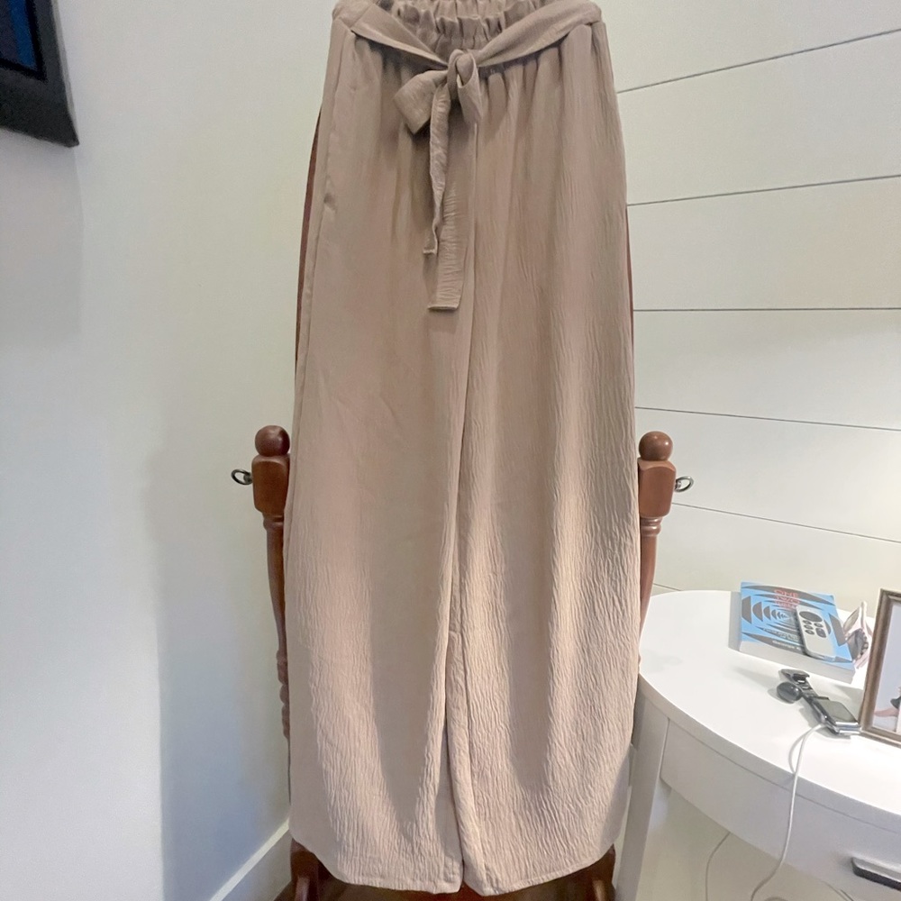 Vanilla Bay wide leg drapey size small blush colored high waisted pants.